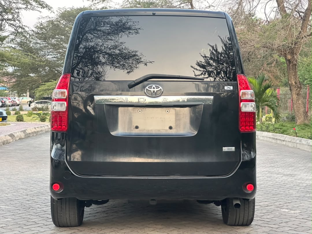 Toyota Noah new thumbnail 10
